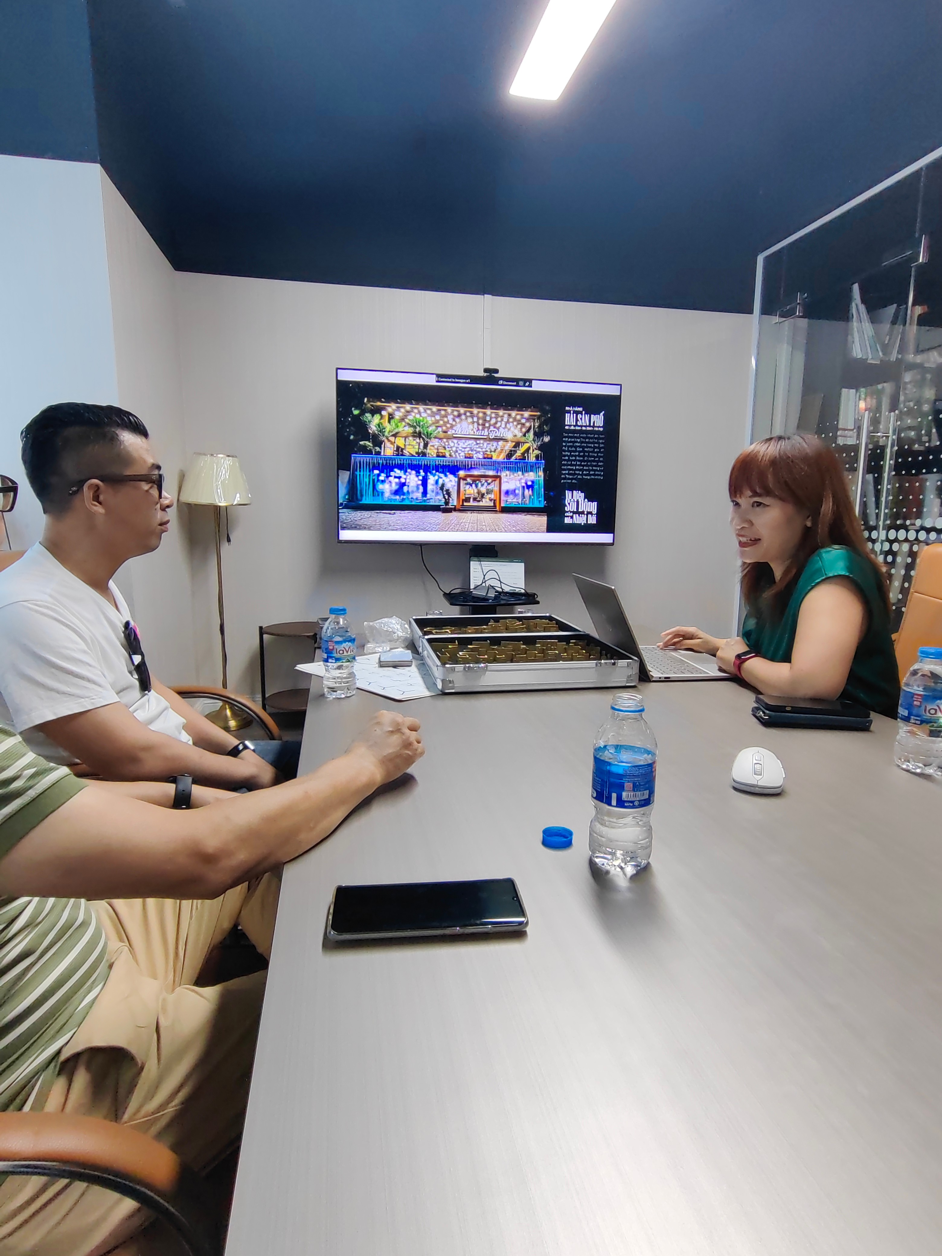 International client visiting VIPHONYA manufacturing facility #11
